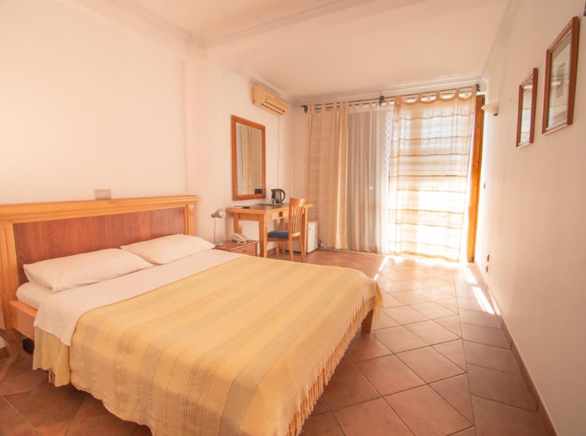 Apartments And Rooms Levantin Inn Sveti Stefan Bagian luar foto